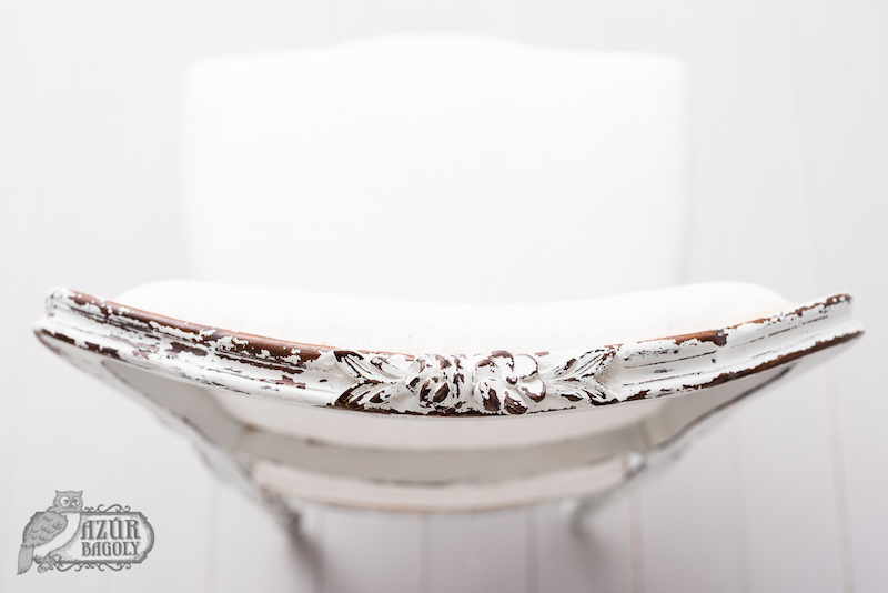 a tejfesték patinás felületet hoz létre a bútorfestés során - antikolt szék részlete